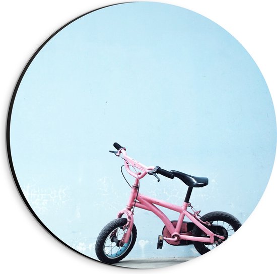WallClassics - Dibond Muurcirkel - Roze Kinderfietsje tegen Blauwe Muur - 20x20 cm Foto op Aluminium Muurcirkel (met ophangsysteem)