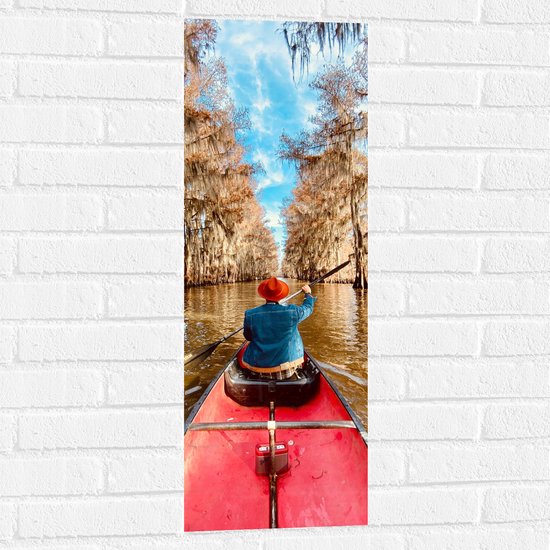 WallClassics - Muursticker - Persoon in Kano tussen Prachtige Bomen onder Blauwe Lucht met Kleine Wolkjes - 30x90 cm Foto op Muursticker