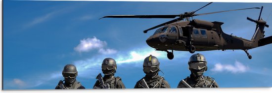 WallClassics - Dibond - Vier Soldaten met Geweren onder Legerhelikopter - 90x30 cm Foto op Aluminium (Met Ophangsysteem)