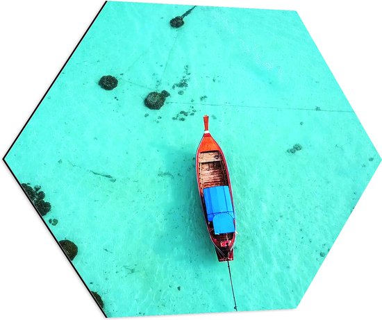 Dibond Hexagon - Bovenaanzicht van Smalle Houten Vissersboot op Helderblauwe Oceaan - 70x60.9 cm Foto op Hexagon (Met Ophangsysteem)