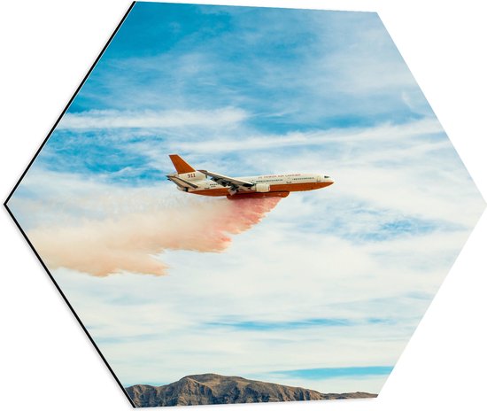 WallClassics - Dibond Hexagon - Rood met Wit Vliegtuig vliegend Boven Bergen met Oranje Rook - 60x52.2 cm Foto op Hexagon (Met Ophangsysteem)