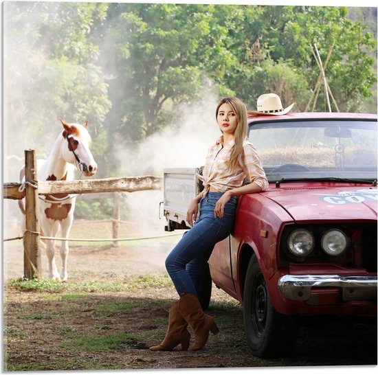 Acrylglas - Cowgirl Leunend op Rode Auto bij Paard - 50x50 cm Foto op Acrylglas (Met Ophangsysteem)