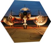WallClassics - PVC Schuimplaat Hexagon - Vooraanzicht van Vliegtuig in de Avond - 70x60.9 cm Foto op Hexagon (Met Ophangsysteem)