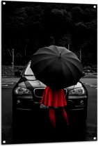 WallClassics - Tuinposter – Vrouw in Rood bij Zwarte Auto met Paraplu - 80x120 cm Foto op Tuinposter (wanddecoratie voor buiten en binnen)