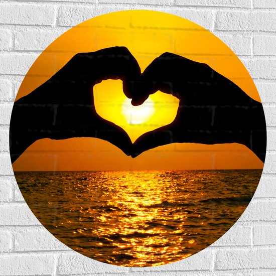 Muursticker Cirkel - Hart Gevormd van Handen boven Zeewater bij Zonsondergang - 80x80 cm Foto op Muursticker