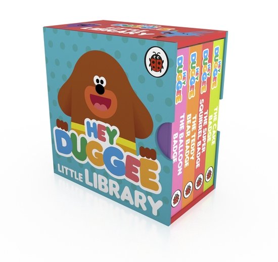 Een 'Hey Duggee Little Library' set met 5 kleine boeken met gekleurde ruggen, in een kartonnen doos met afbeelding van Duggee.