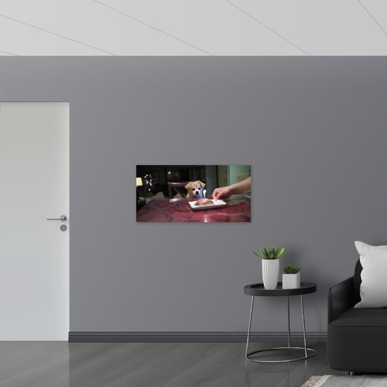 WallClassics - Panneau en mousse PVC - Photo 100x50 cm représentant un Klein chien assis sur une chaise à table - Avec système d'accrochage