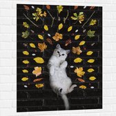 WallClassics - Muursticker - Liggende Kat omringt door Blaadjes - 75x100 cm Foto op Muursticker