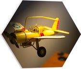 WallClassics - PVC Schuimplaat Hexagon - Geel Kinderspeelgoed Vliegtuigje Zwevend in Kinderkamer - 40x34.8 cm Foto op Hexagon (Met Ophangsysteem)