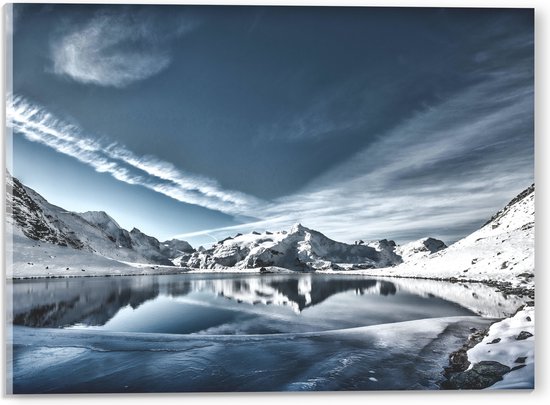 Acrylglas - Stromend Water in Midden van Cirkel Bergen in Sneeuwlandschap - 40x30 cm Foto op Acrylglas (Met Ophangsysteem)