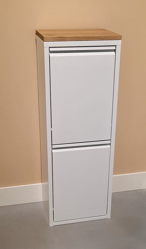 Gesloten witte vuilnisbak met houten top.