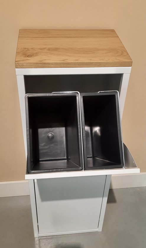 Witte vuilnisbak met houten top en twee open zwarte bakken.