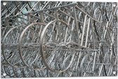 WallClassics - Tuinposter – Rekken vol Fietswielen - 75x50 cm Foto op Tuinposter (wanddecoratie voor buiten en binnen)