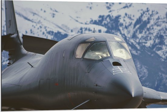WallClassics - Dibond - Vooraanzicht van Straaljager Vliegend bij Sneeuwbergen - 90x60 cm Foto op Aluminium (Wanddecoratie van metaal)