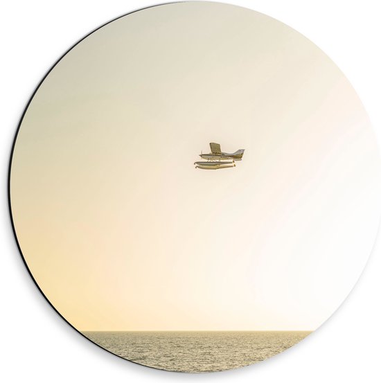 WallClassics - Dibond Muurcirkel - Vliegtuig Vliegend boven Water met Boeien bij Lichtkleurige Lucht - 30x30 cm Foto op Aluminium Muurcirkel (met ophangsysteem)
