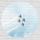 WallClassics - Muursticker Cirkel - Vier Zweefvliegtuigen met Witte Rook - 100x100 cm Foto op Muursticker