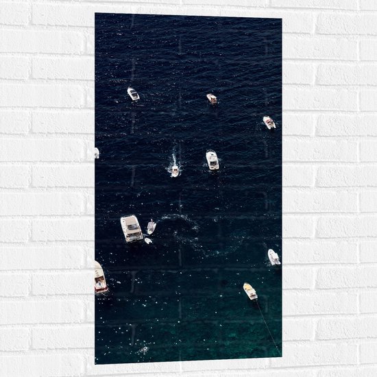 WallClassics - Muursticker - Groepje Bootjes op Open Zee - 50x100 cm Foto op Muursticker