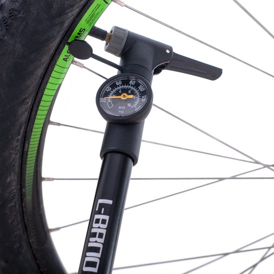 L-BRNO hand fietspomp met manometer en fietshouder 32,5 x 4 x 10 cm zwart van L-BRNO — afbeelding 3