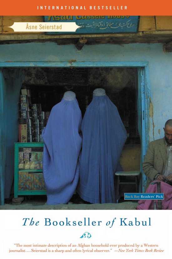 Boek "The Bookseller of Kabul" met op de cover twee vrouwen in blauwe boerka's voor een winkel met Arabische tekst.