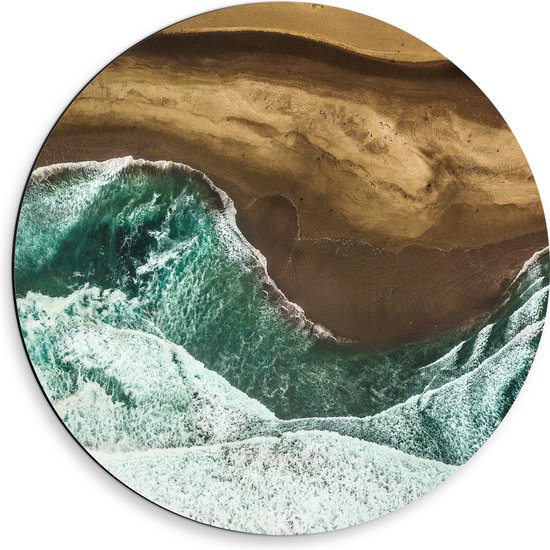 Dibond Muurcirkel - Bovenaanzicht van Wilde Zee Aanstromend op Donkerkleurig Strand - 50x50 cm Foto op Aluminium Muurcirkel (met ophangsysteem)