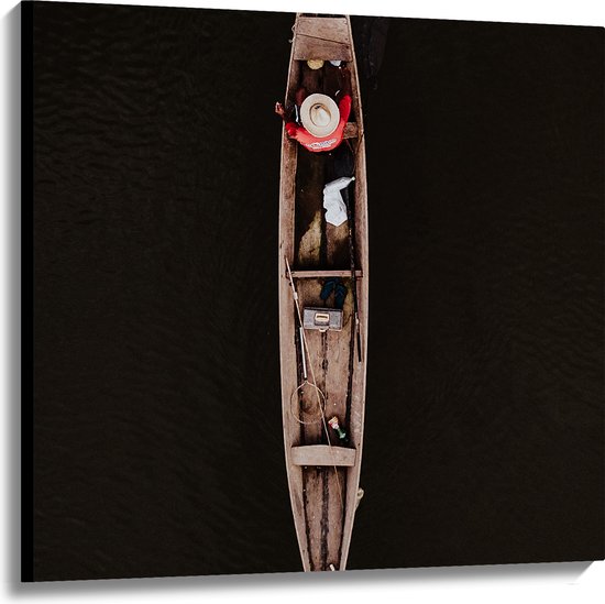 WallClassics - Canvas - Bovenaanzicht van Visser in Smal Houten Vissersbootje op Donker Water - 100x100 cm Foto op Canvas Schilderij (Wanddecoratie op Canvas)