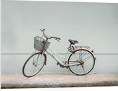 WallClassics - PVC Schuimplaat- Fiets geparkeerd bij Grijze Muur - 100x75 cm Foto op PVC Schuimplaat