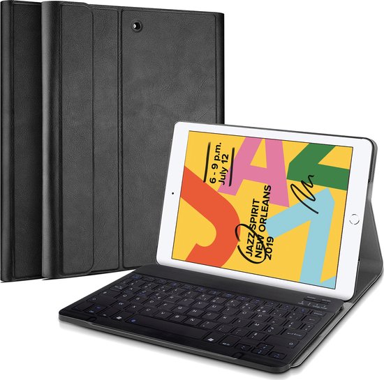 Zwarte AZERTY toetsenbord case met iPad. Op de achtergrond liggen twee gesloten zwarte cases.