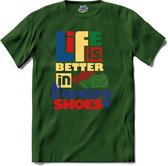 Life Is Better In Running Shoes | Hardlopen - Rennen - Sporten - T-Shirt - Unisex - Bottle Groen - Maat 4XL