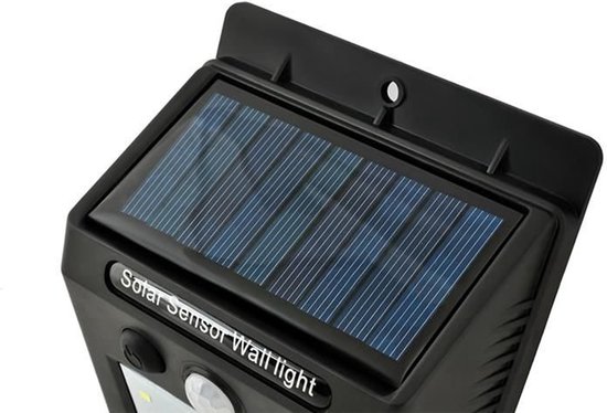 Zwarte V-TAC zonne-sensor wandlamp, close-up van het zonnepaneel.