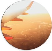 Dibond Muurcirkel - Rood met Witte Vleugel van Vliegtuig bij Oranje Zonlicht - 60x60 cm Foto op Aluminium Muurcirkel (met ophangsysteem)