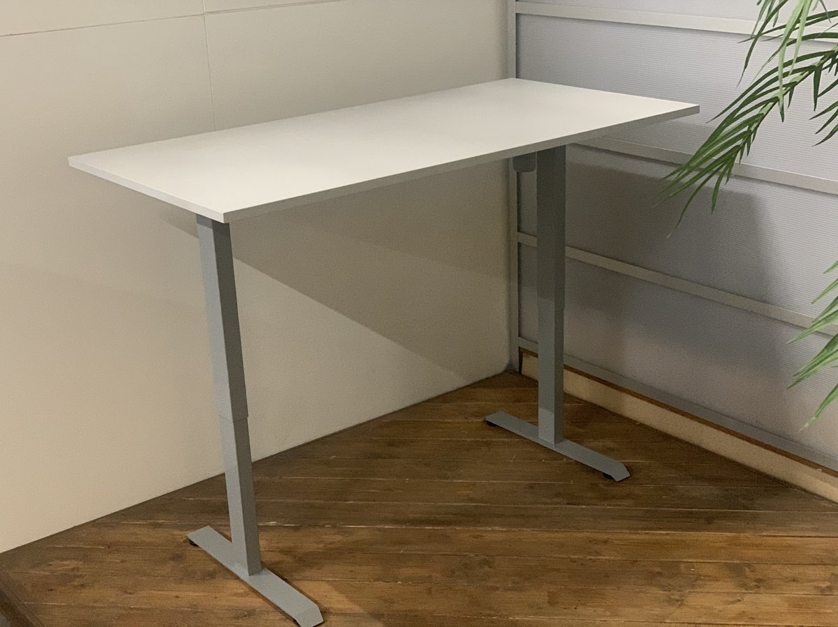 FB01 - elektrisch zit sta bureau met memory - grijs onderstel - wit blad - NU MET GRATIS USB OPLADER! - 140 x 80 - NIEUW