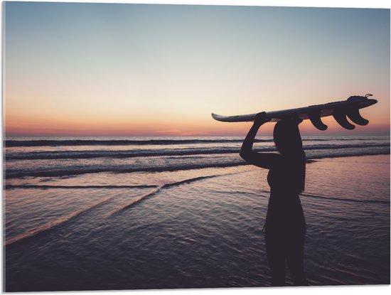 Acrylglas - Silhouet van Surfer met Bord op Hoofd bij Zonsondergang - 80x60 cm Foto op Acrylglas (Met Ophangsysteem)