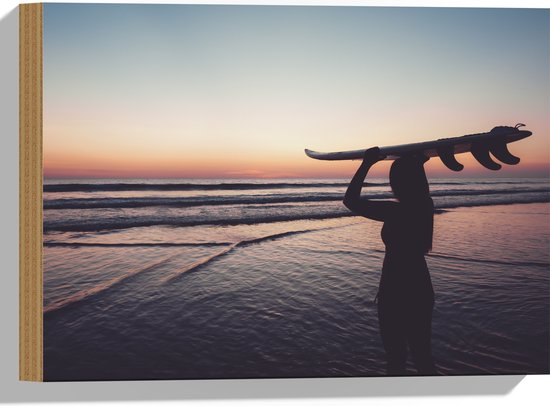 Hout - Silhouet van Surfer met Bord op Hoofd bij Zonsondergang - 40x30 cm - 9 mm dik - Foto op Hout (Met Ophangsysteem)