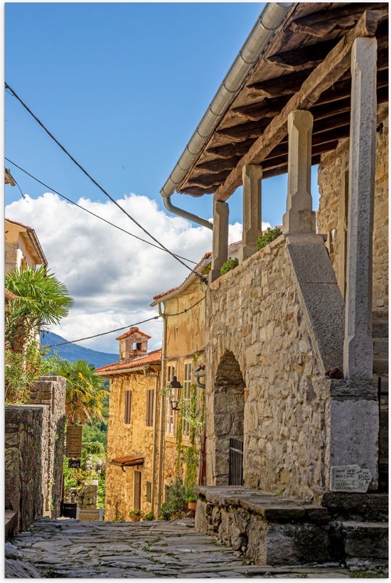 Poster Glanzend – Traditionele Kroatische Architectuur op Warme Zomerdag - 80x120 cm Foto op Posterpapier met Glanzende Afwerking