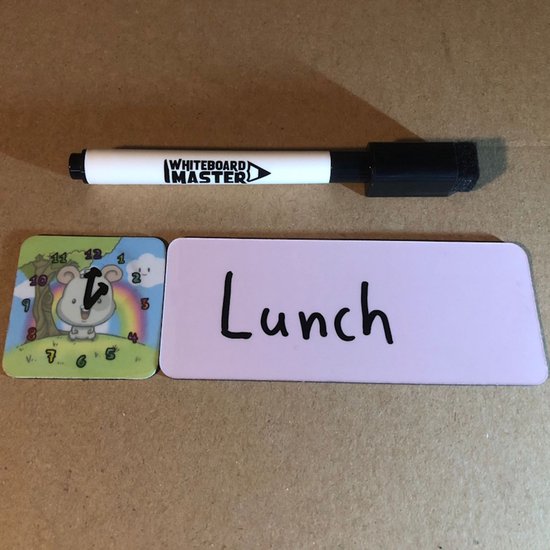 Een magneet met hamsterklok naast een whiteboard met het woord 'Lunch' en een whiteboardstift.