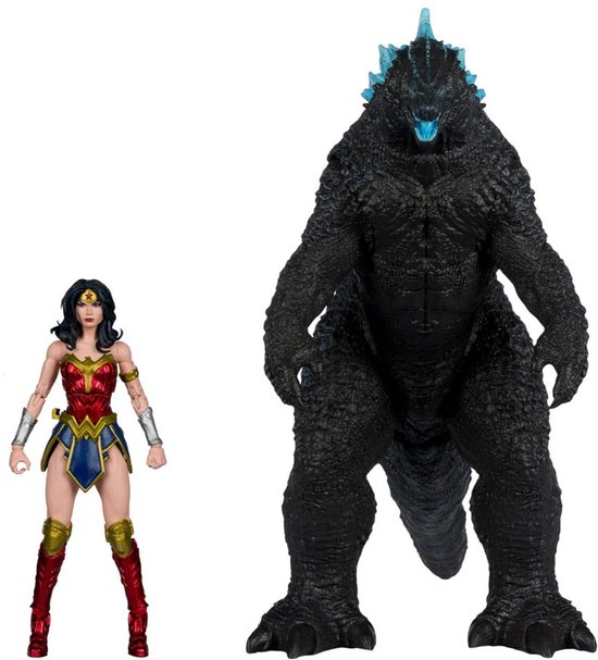 Wonder Woman actiefiguur naast een grote Godzilla actiefiguur.