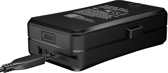 Zwarte Onntrack Portable Pro+ GPS tracker wordt opgeladen via een USB-C kabel.