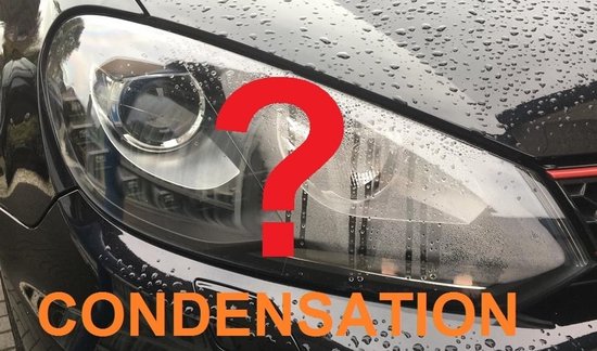 Koplamp van zwarte auto met condens, met grote rode vraagteken en tekst "CONDENSATION".