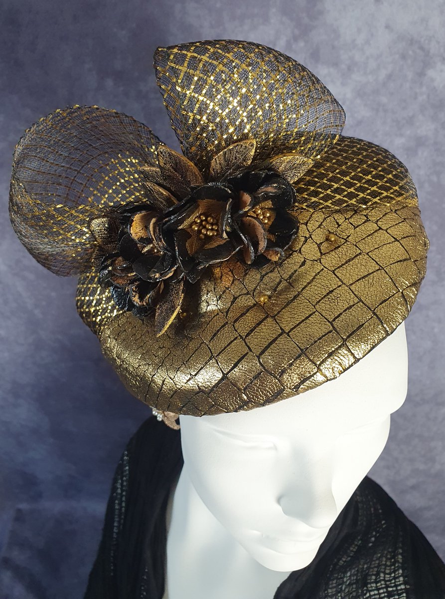 Creaciones Hoofdtooi Collectie – Fascinator – Natuurlijk leer goud/zwart – Leren bloemen – Universele maat – Handgemaakt en Uniek