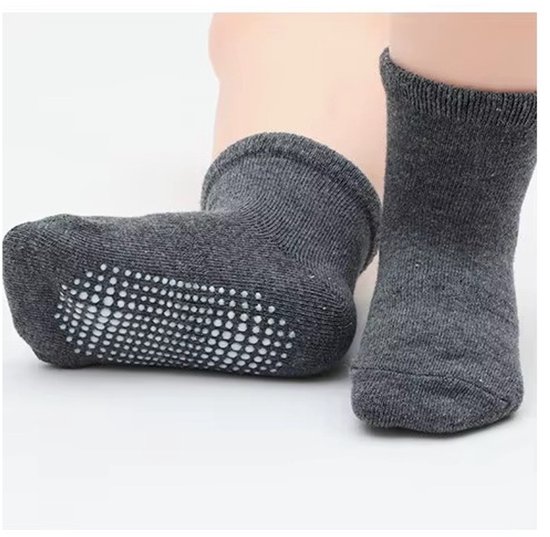 Donkergrijze babysokken met antislip nopjes op de zool.