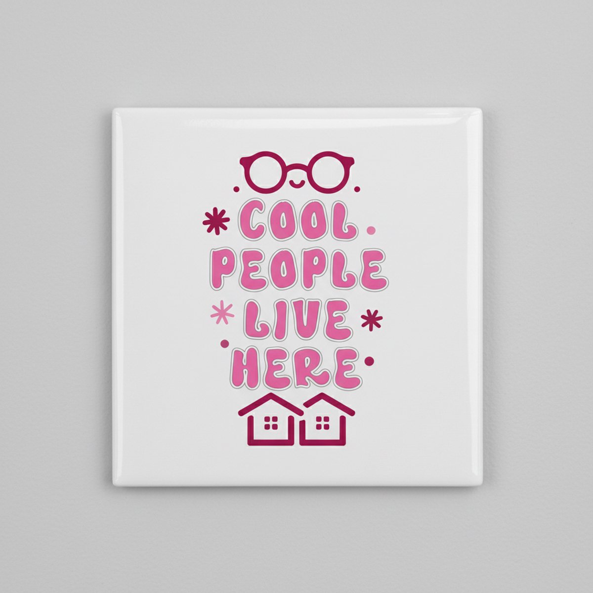 Nevolis Leuke Woon Quote Keramische Tegel “Cool People Live Here” – Schattige Roze Typografie Wanddecoratie – Decoratieve Tegel 15 × 15 cm Multi Color
