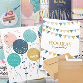 Kaarten met ballonnen, taart en slingers. Met de tekst 'It's your birthday!' en 'Hooray'. Inclusief bruine enveloppen.