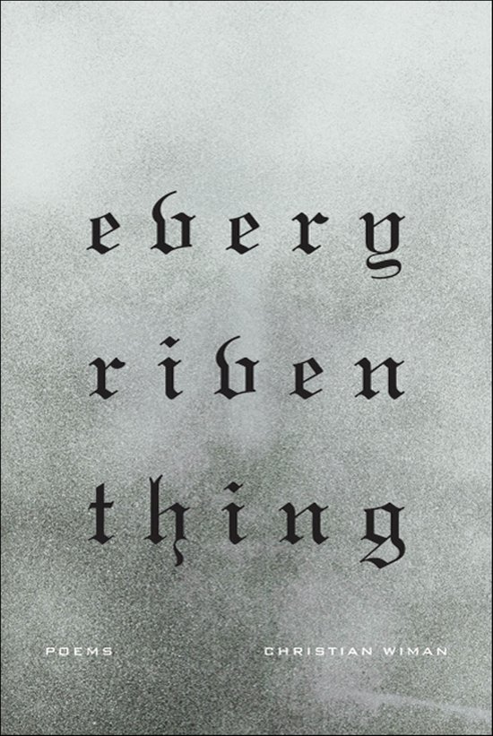 Livre 'Every Riven Thing' avec des poèmes de Christian Wiman. Texte sur fond gris granuleux, en lettres gothiques.