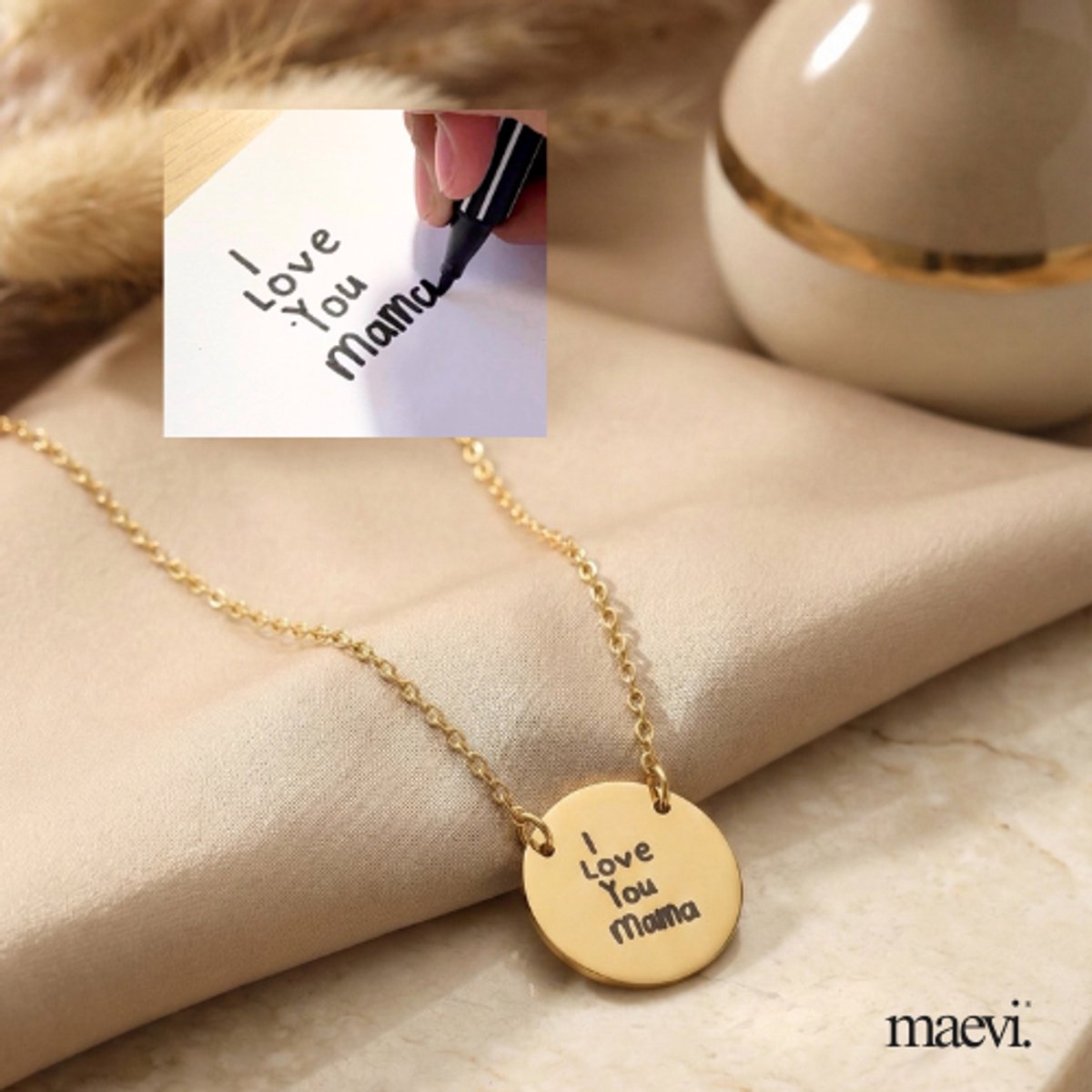Maevi® Ketting met Handgeschreven Bedel - Kleur: Zilver - Gegraveerde Ketting - 18mm - Hoge Kwaliteit - RVS / Roestvrij Staal - Verkleurt Niet - Naam / Tekening Graveren in Ketting - Lengte: 45 CM - Cadeau / Moederdag - Handgemaakte Ketting
