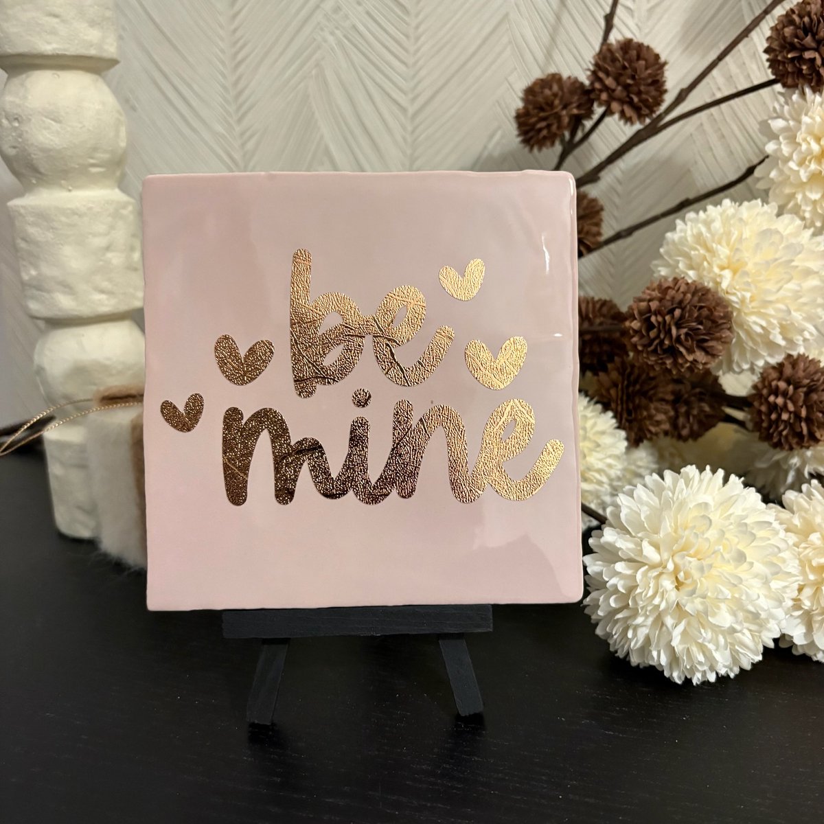 Hartjespost Tegeltje Be mine, zalm roze, brons | tegeltjes met tekst | spreuktegel | tegeltjeswijsheden | Cadeau | Valentijn | Liefde | Love | Valentijnscadeau | Cadeau voor hem of voor haar | 14 Februari | V-Day | Valentine | Romantisch | 13x13