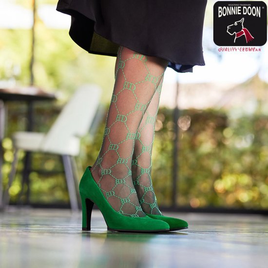 Lichtgroene Bonnie Doon panty met ruitjespatroon, gedragen met groene pumps.