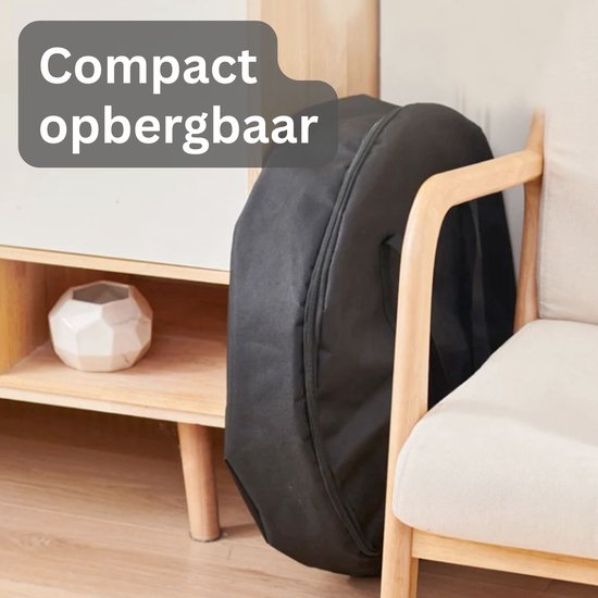 Zwarte, compacte opbergtas voor de vuurschaal, staand naast een stoel.