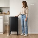 Brique à déchets Bayt noire de 83,5 cm de haut à côté d'une femme de 170 cm.