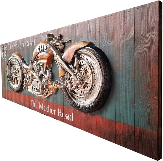 Gedetailleerd 3D-paneel met een oranje motorfiets, chromen details, een robuuste band, 'The Mother Road' tekst op houten achtergrond.