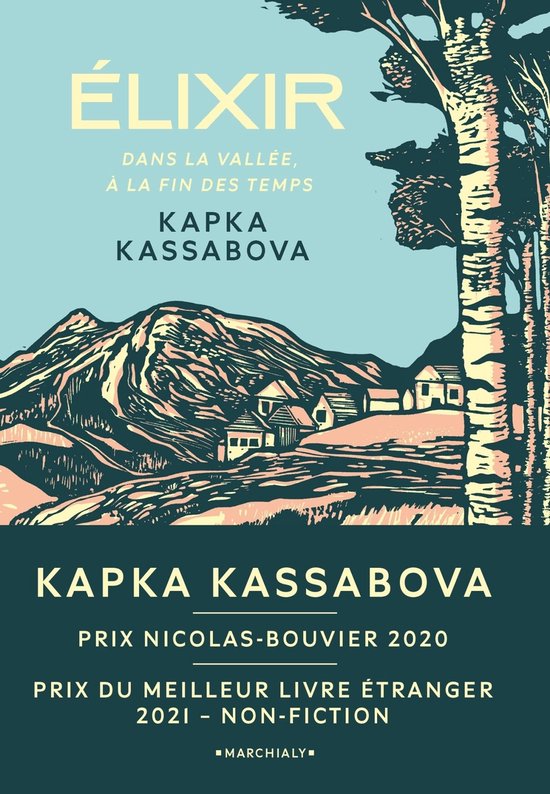 Boek kaft: Elixir in de vallei, aan het einde der tijden. Landschap met bergen, huizen en bomen. Titel: Kapka Kassabova. Prijs Nicolas-Bouvier 2020.